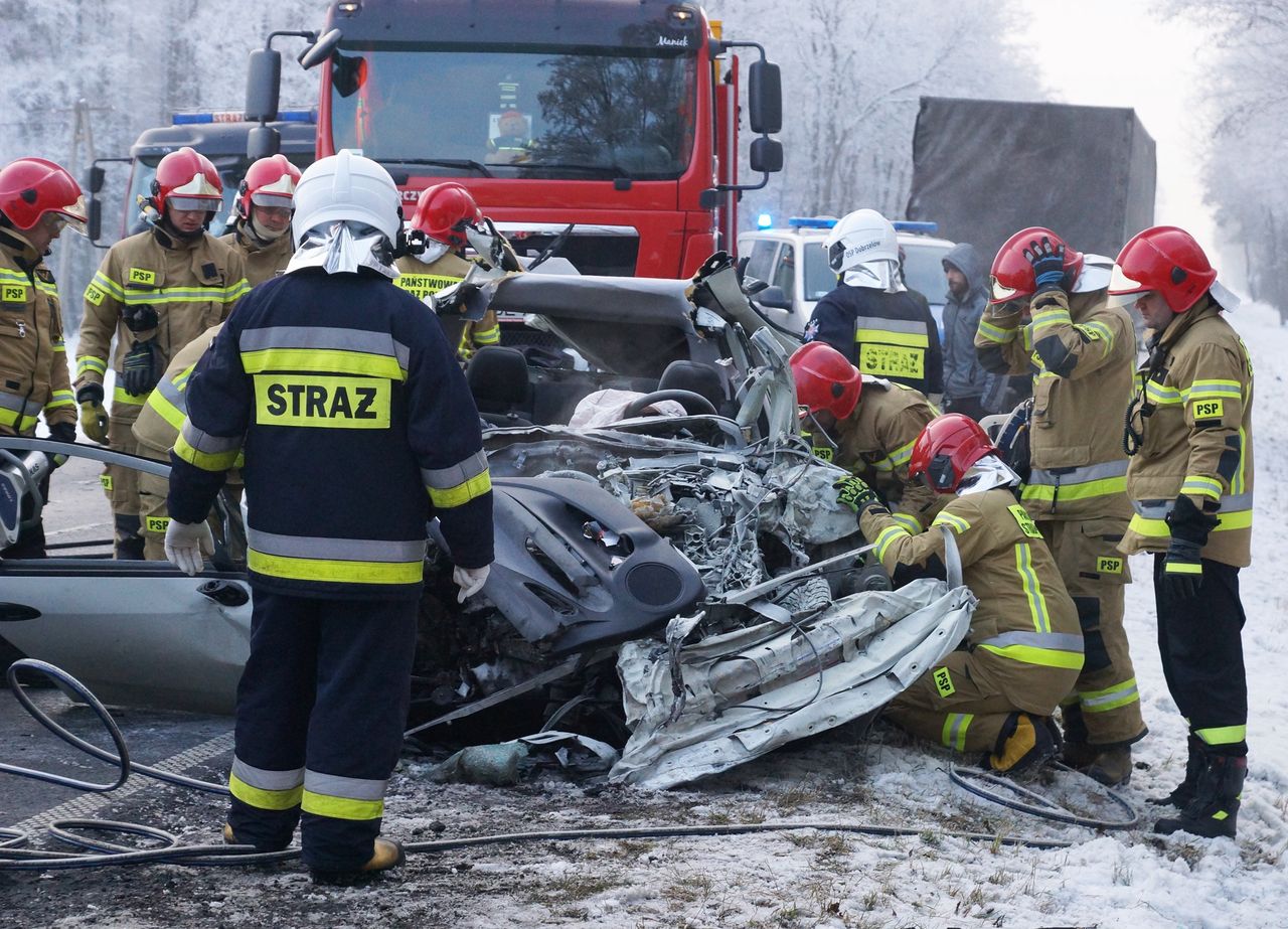 Auto w strzępach. Tragiczny wypadek pod Bełchatowem