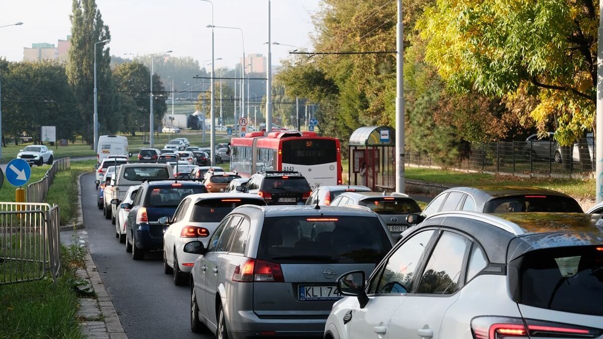 Kierowcy stojący w korku na al. Andersa przed skrzyżowaniem z ul. Mełgiewską