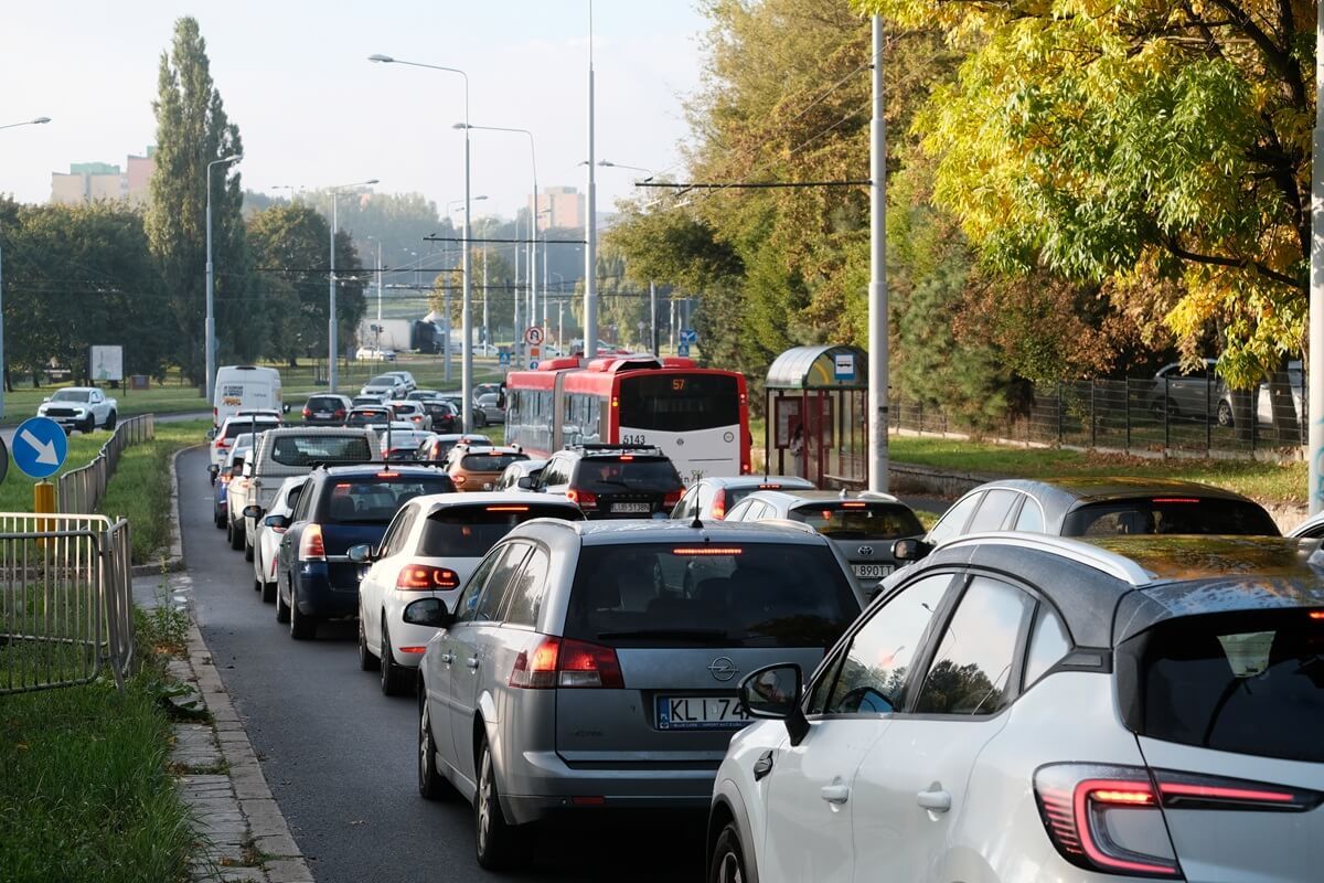 Miało pójść gładko, wyszedł paraliż. Drogowcy pracują nocą, a w dzień Lublin stoi w gigantycznych korkach | ZDJĘCIA
