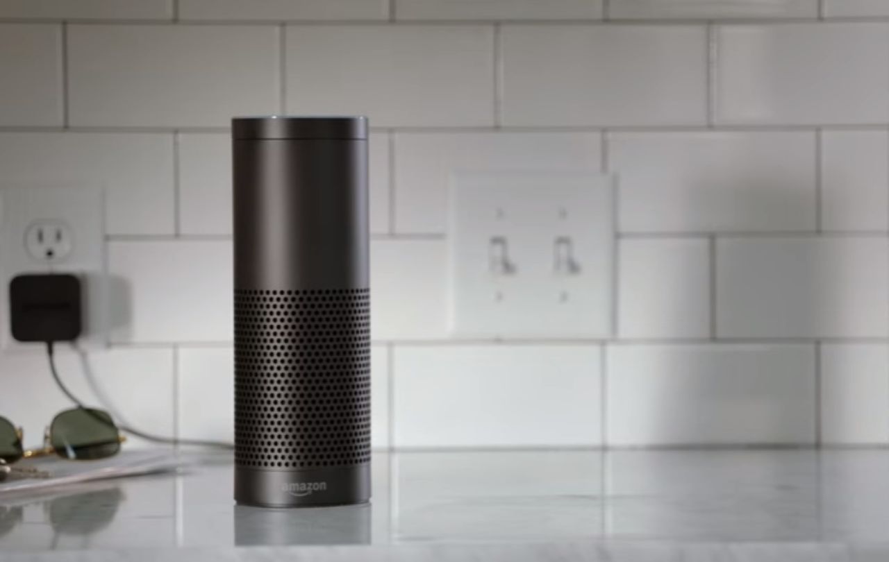 Głośnik Amazon Echo. Facebook także chce mieć podobne urządzenie.