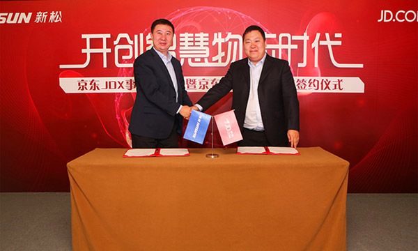 Xiao Jun (po prawej) po zawarciu partnerstwa w sprawie budowy zrobotyzowanego centrum logistycznego z firmą Siasun Robot & Automation (źródło: JD.com/agencja xinhua)