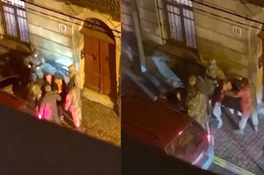 Lwów. Interwencja żołnierzy wobec mężczyzny uchylającego się od wojska. W centrum pierwszego zdjęcia kobieta zasłania męża przed wojskowymi.