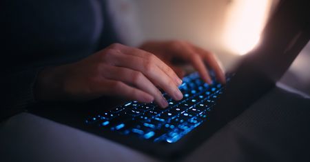 Chciała sprzedać wózek dziecięcy. Straciła niemal 5 tysięcy złotych