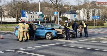 Wjechała na rondo z flagą pod prąd. Kobieta doprowadziła do zderzenia z prawidłowo jadącym suzuki [ZDJĘCIA]