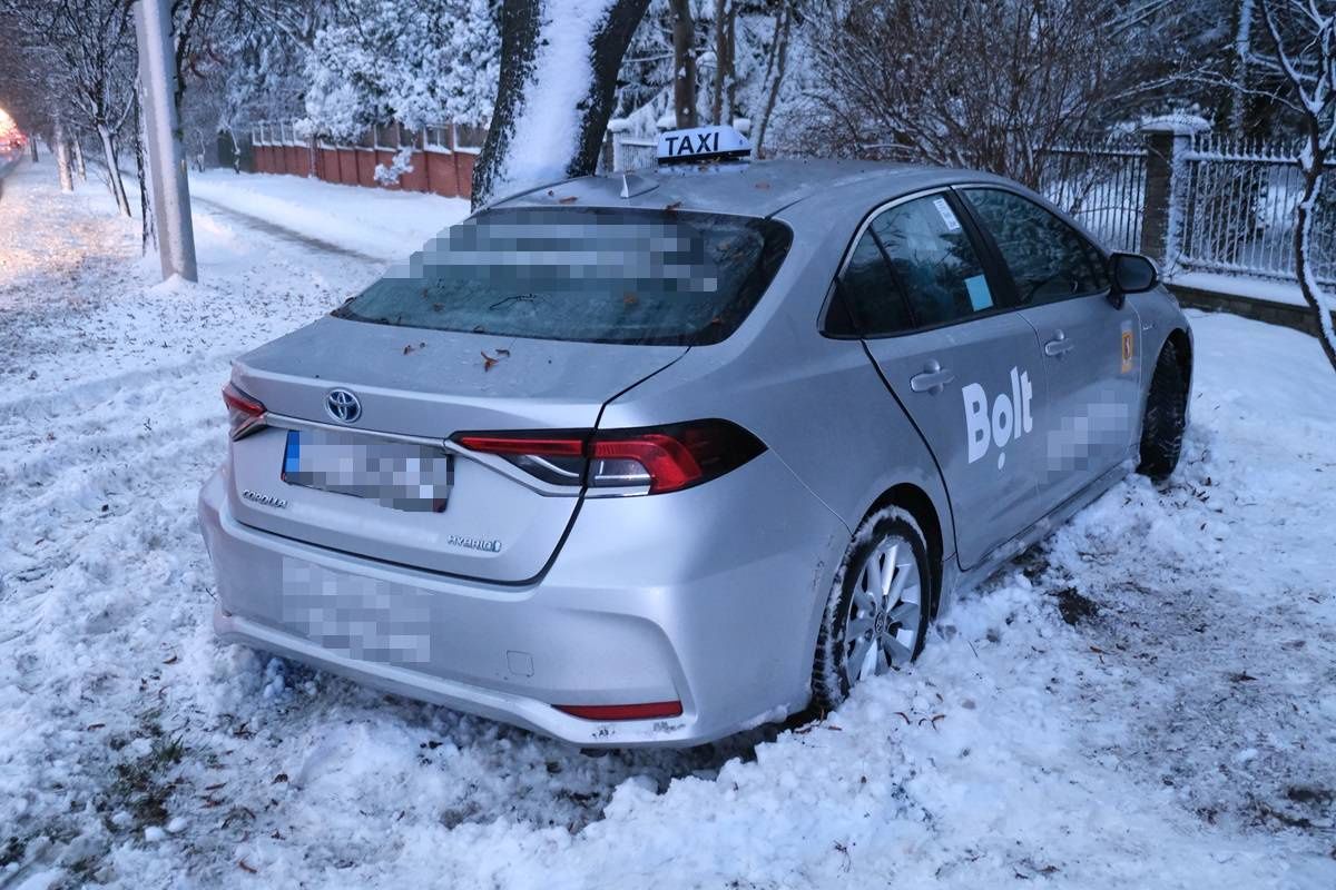 Toyota (Bolt) uderzył w drzewo na al. Kraśnickiej w Lublinie