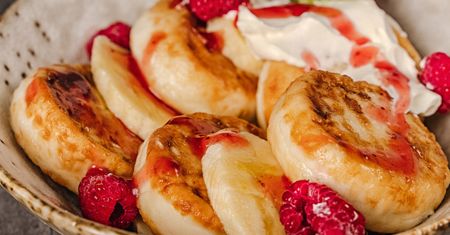 Biorę serek i dwa jajka. Po kwadransie mam górę pulchnych placków
