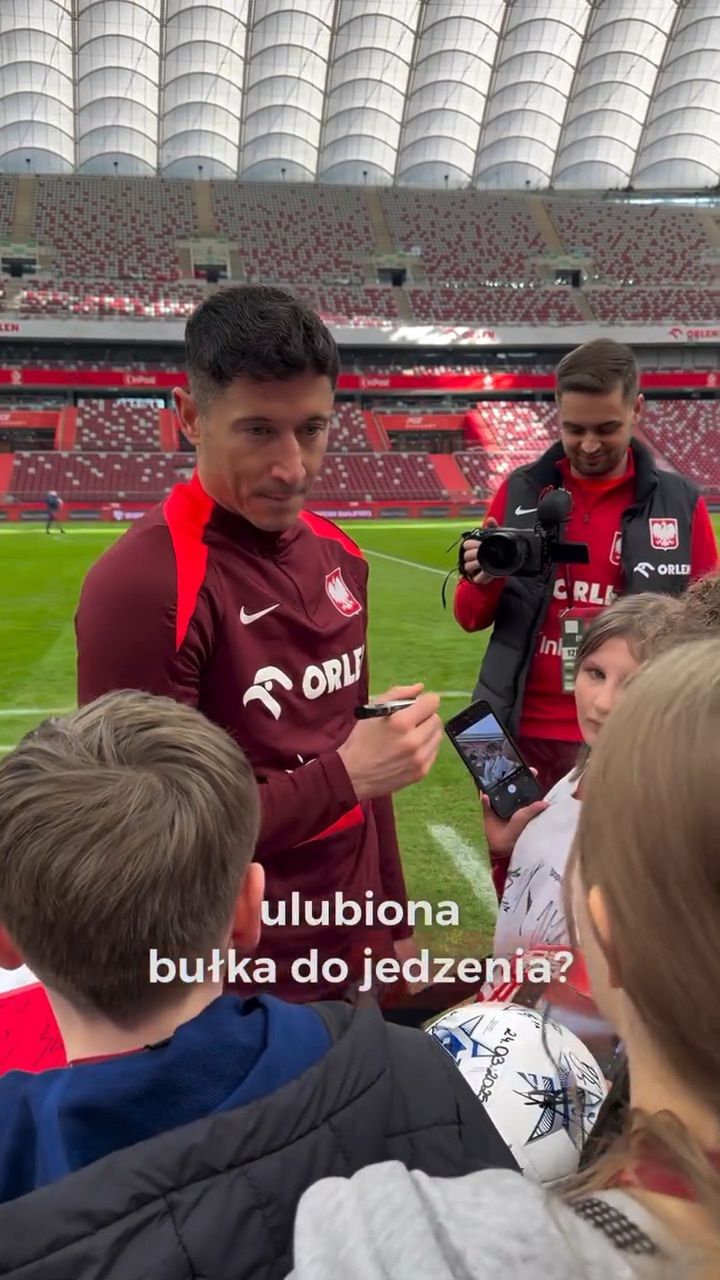 Robert Lewandowski na spotkaniu z małymi kibicami