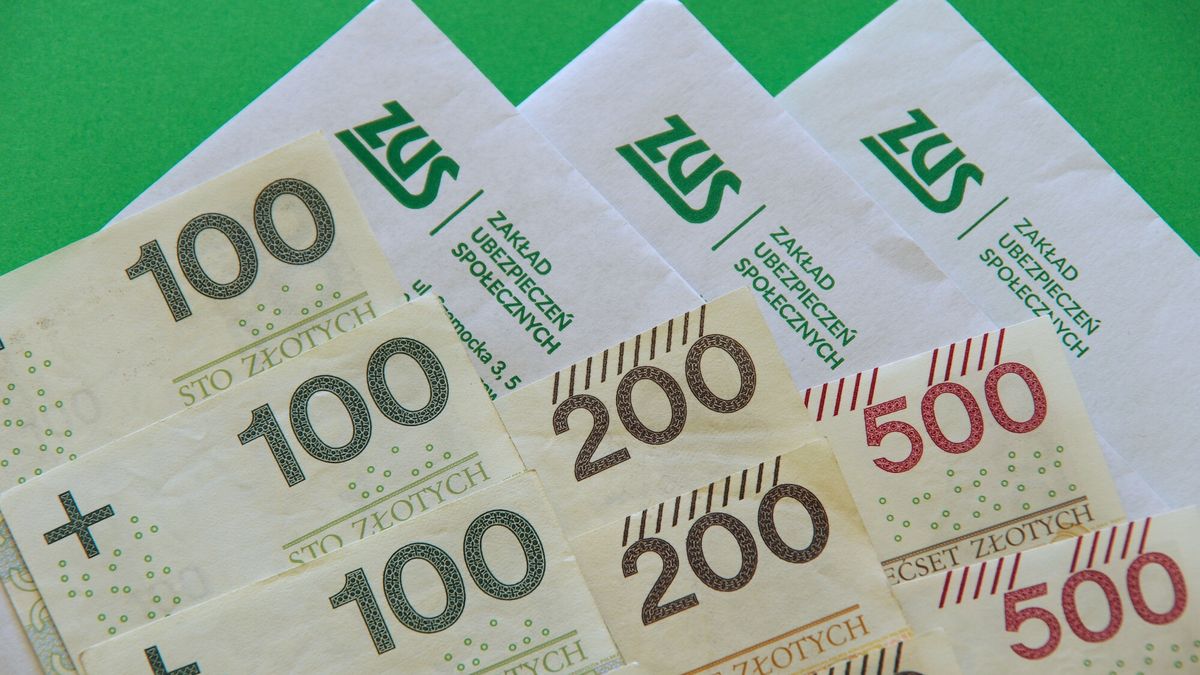 Stock Marek Bazak
PHOTO: ZOFIA I MAREK BAZAK / EAST NEWS 
N/z pisma z ZUS-u i pieniadze, banknoty o nominale 100, 200, 500 zl.
ZOFIA BAZAK