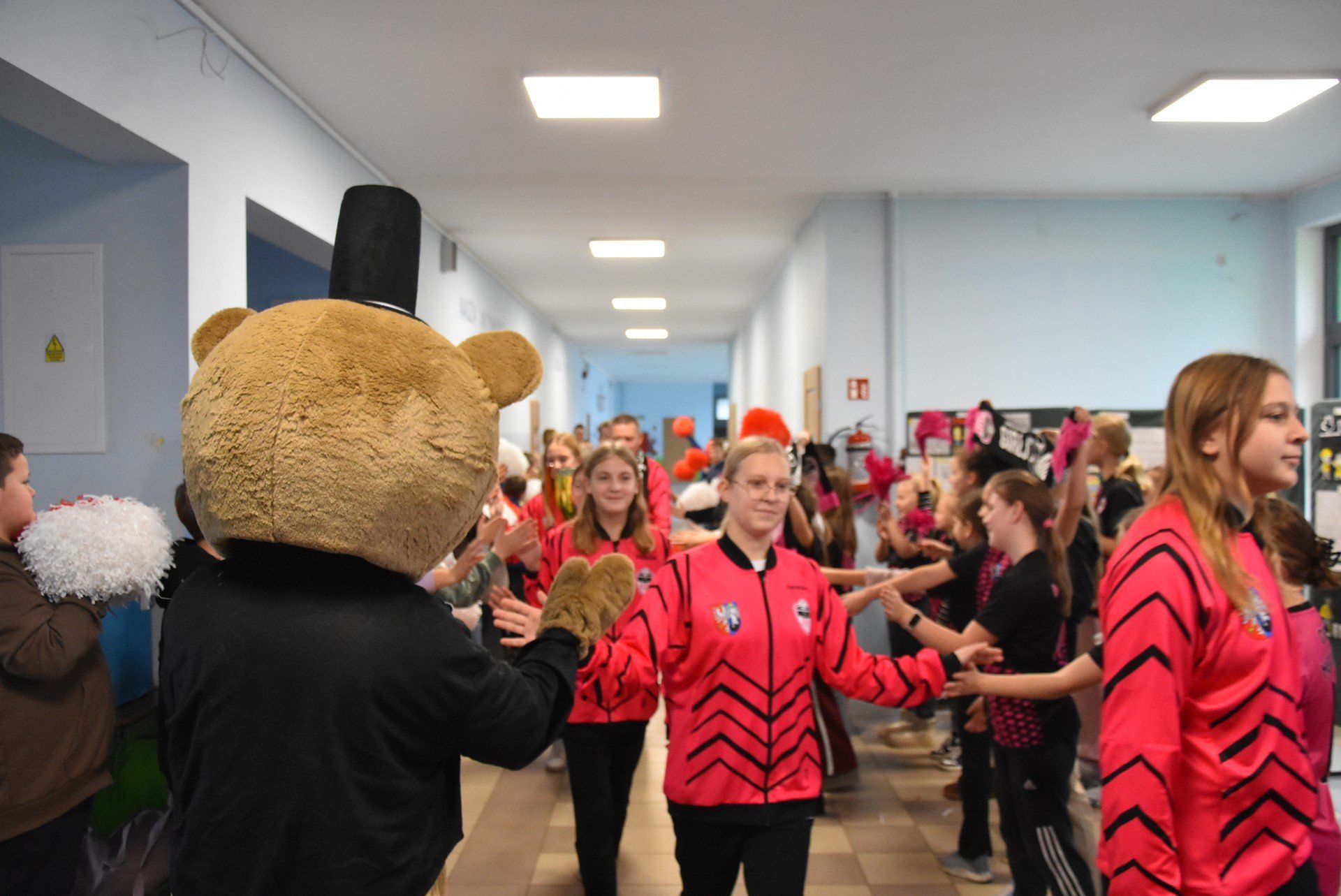 Powitanie młodych zwyciężczyń II turnieju &#34;Z Orlika na stadion&#34;