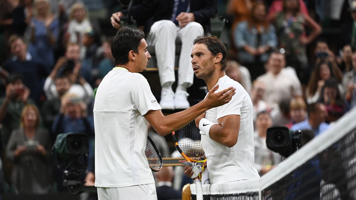 Rafael Nadal of Spain (R) has a long and animated discussion at the net after defeating Lorenzo Sonego of Italy (L) during their Men's third round match at the Wimbledon Championships, in Wimbledon, Britain, 02 July 2022. EPA/ANDY RAIN EDITORIAL USE ONLY Dostawca: PAP/EPA.