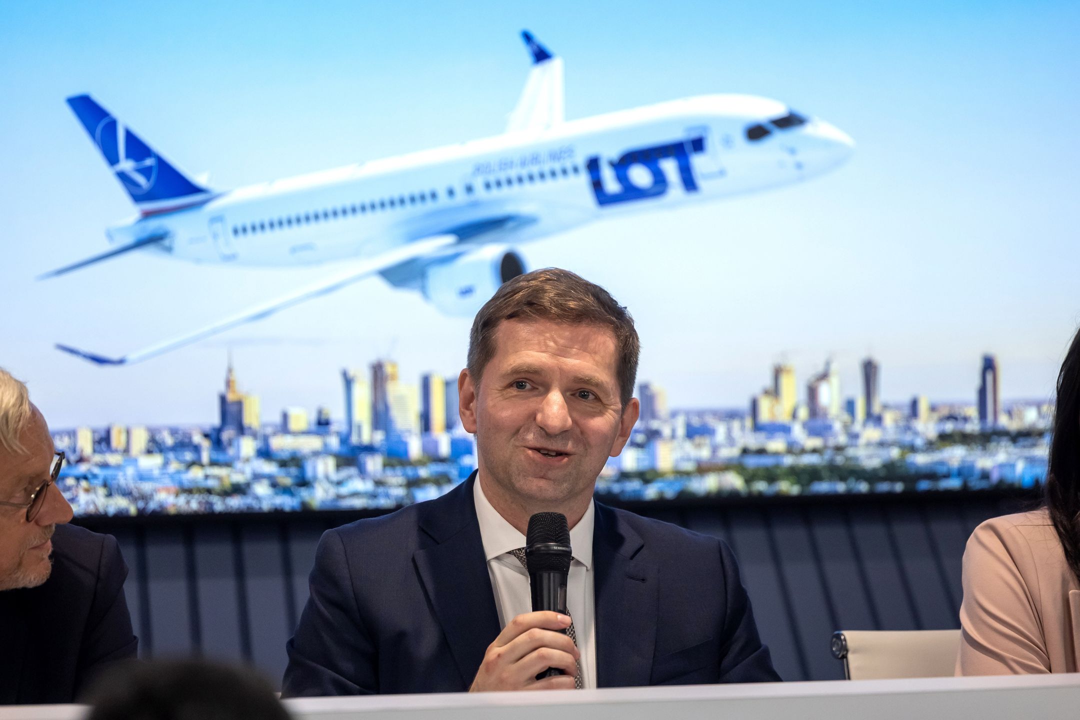 Michał Fijoł, prezes PLL LOT, podczas ogłaszania wyniku przetarg