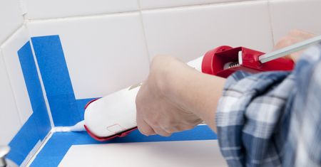 Wymiana silikonów w łazience krok po kroku. Dzięki temu pleśń nie wróci