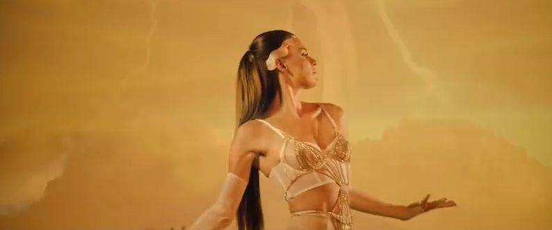 Natasza Urbańska wije się do utworu "Let me lie"