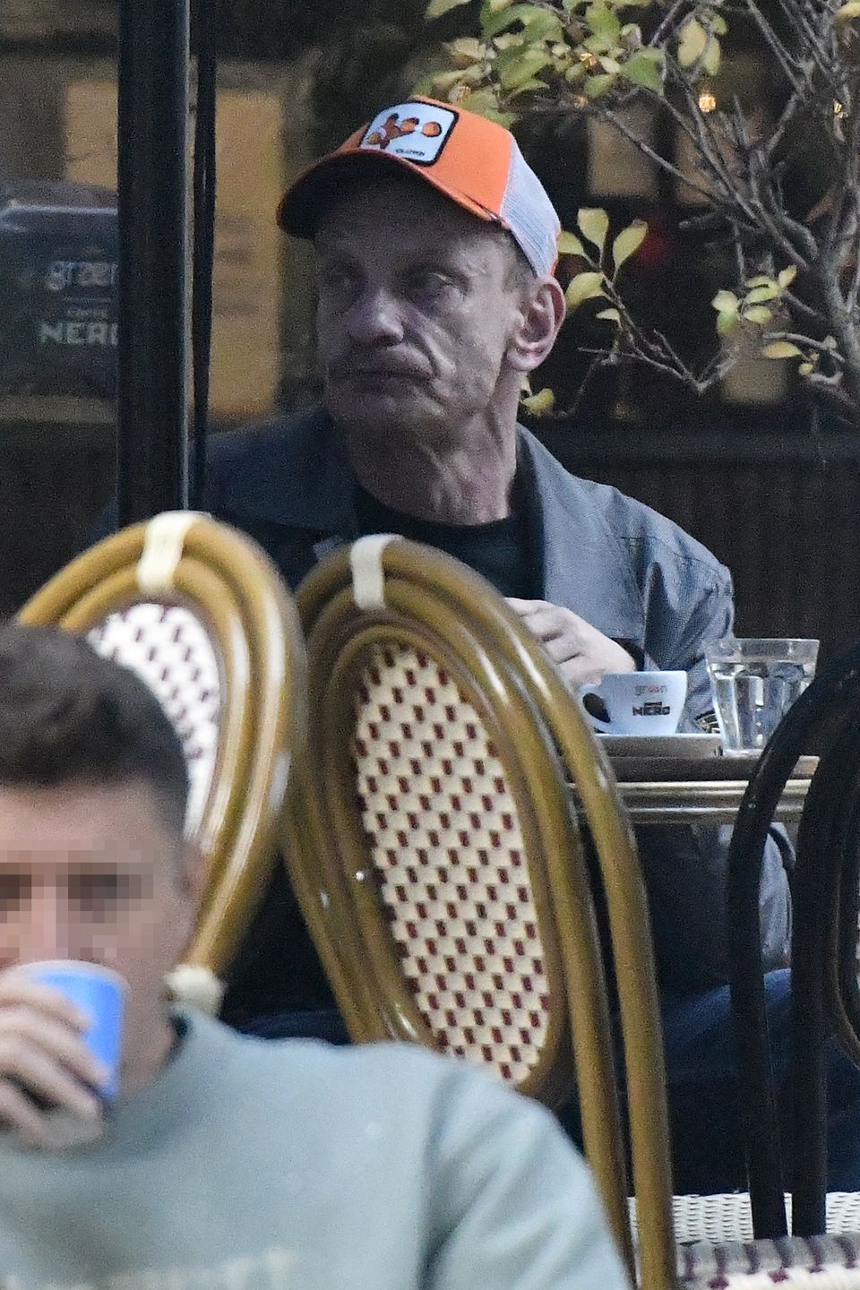 Bartosz Żukowski w kawiarni