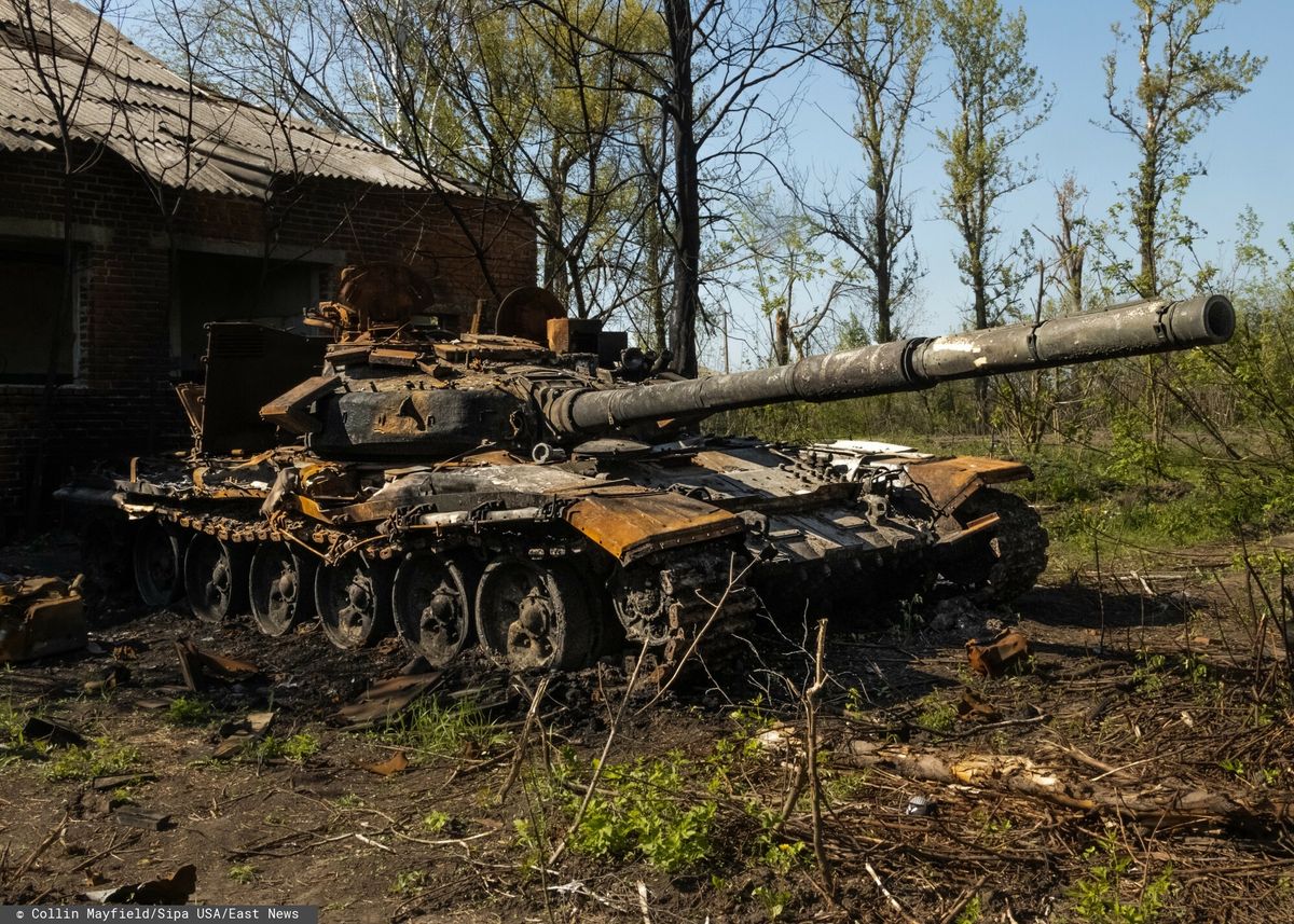 Na zdjęciu: zniszczony rosyjski czołg na terenie obwodu charkowskiego 