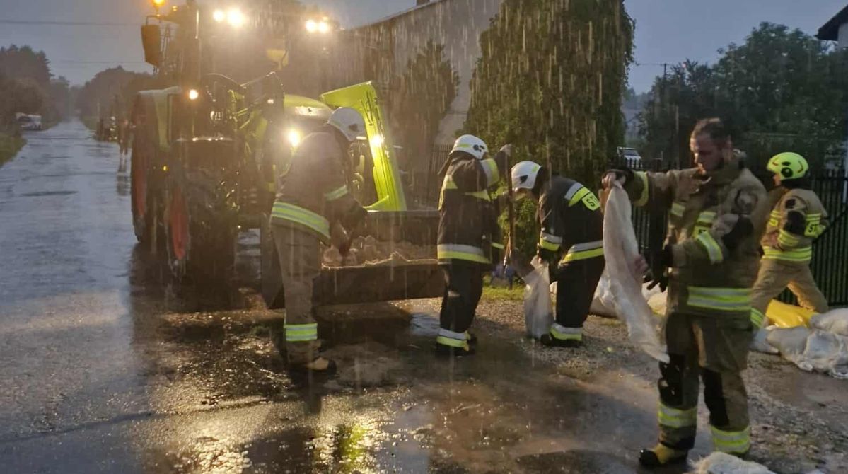 Radomsko: Ulewy nie odpuszcają. Strażacy pompują wodę z dróg i posesji
