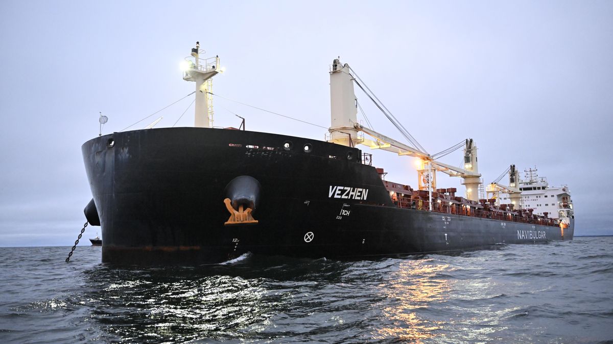 The cargo ship Vezhen is anchored outside Karlskrona, Sweden, 27 January 2025, for examination by Swedish authorities. According to tracking sites, the ship passed the area of the Latvian fiber cable that was damaged in the Swedish economic zone off Gotland on 26 January. EPA/Johan Nilsson SWEDEN OUT Dostawca: PAP/EPA.