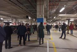 Szczepienia. Tłumy w kolejce w Szpitalu Narodowym. "Jedni wchodzą na drugich"