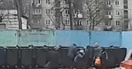 Straszny widok. Nagrali rosyjskich emerytów przy śmietniku