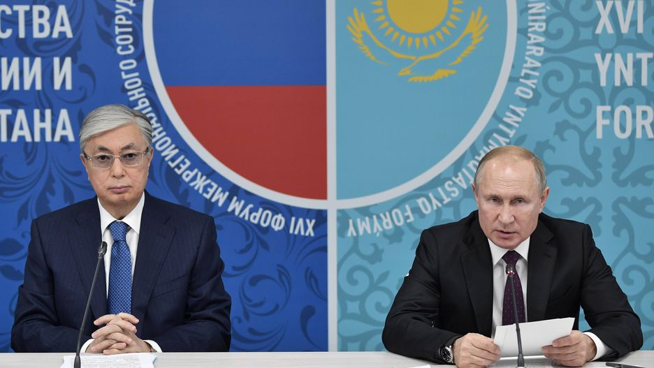 Russia - Kazakhstan Interregional Cooperation Forum
epa07978962 Kazakhstan's President Kassym-Jomart Tokayev (L) and Russian President Vladimir Putin (R) attend a session of the 16th Russia - Kazakhstan Interregional Cooperation Forum in Omsk, Russia, 07 November 2019. The Russia - Kazakhstan Interregional Cooperation Forum, which is held on in Omsk on 06-07 November 2019, is a platform for strengthening bilateral relations between the both countries.  EPA/ALEXEY NIKOLSKY / SPUTNIK / KREMLIN POOL MANDATORY CREDIT 
Dostawca: PAP/EPA.
ALEXEY NIKOLSKY / SPUTNIK / KREMLIN POOL