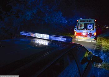 Auto wypadło z drogi i dachowało. Pięciu młodych mężczyzn w szpitalu