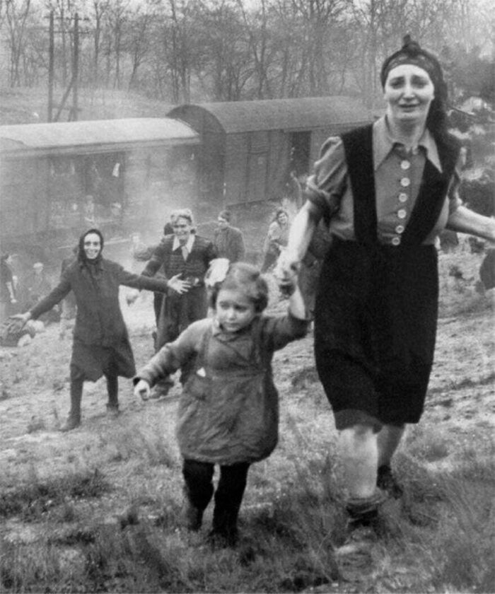 Żydowscy więźniowie po uwolnieniu z pociągu wiozącego ich do obozu śmierci (1945).