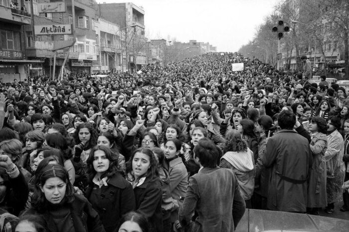 100 000 mieszkanek Iranu protestujących przeciwko noszeniu hidżabów. Teheran, 1979.