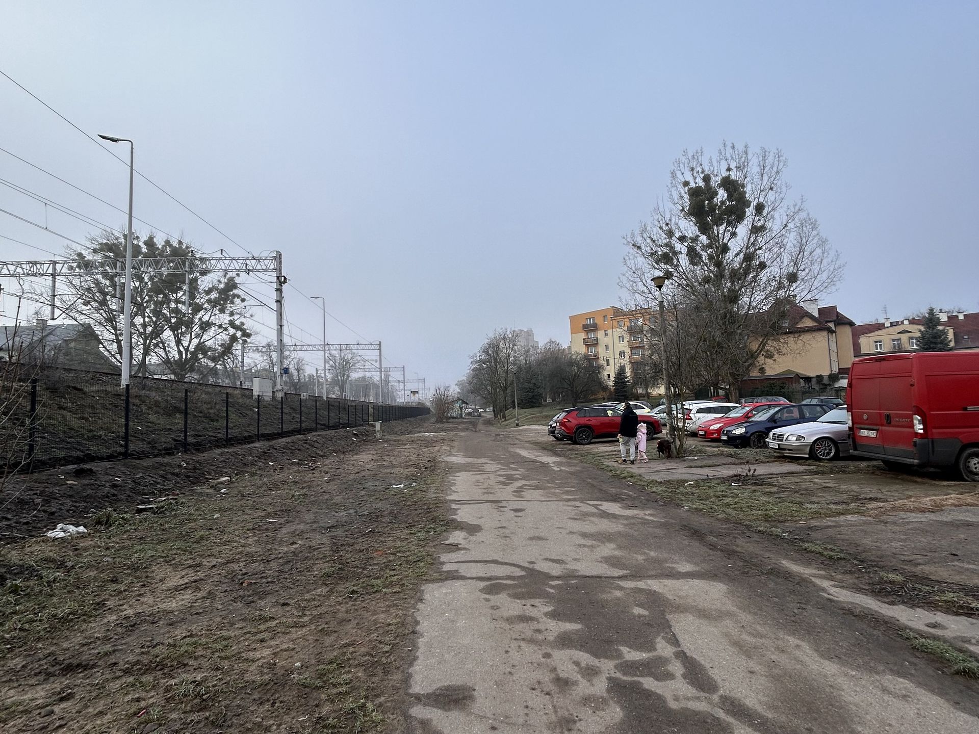 Opustoszałe targowisko przy ul. Kolejowej w Olsztynie 