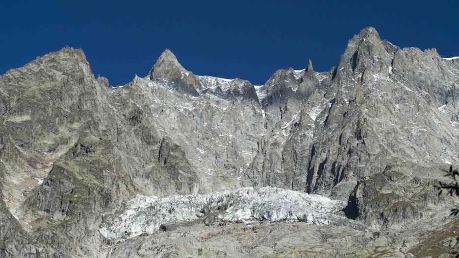 Planpinceux Glacier, 5,000 cubic metre collapse
epa07885477 A general view of the Planpinceux glacier, on the Mont Blanc, threatening the village of Planpinceux, which was evacuated as a precaution for fears of an imminent landslide of the glacier, in Valle d'Aosta, northwest Italy, 01 October 2019. Last night there was a collapse of about 5,000 cubic meters. Italian authorities on 24 September have warned of a potential collapse of the Planpincieux Glacier, and preventatively ordered the closure of the roads in the Val Ferret and evacuated mountain huts on the Italian side of the Mont Blanc.  EPA/RICCARDO DALLE LUCHE 
Dostawca: PAP/EPA.
RICCARDO DALLE LUCHE