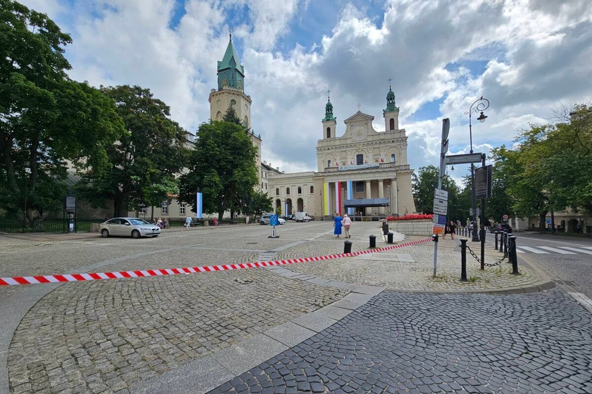 Zamknięty parking przed Archidiecezją Lubelską