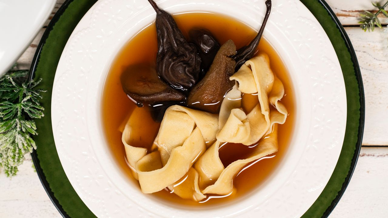 Na Wigilię moja ciocia robi specjalną zupę z makaronem. Wszyscy się nią zachwycają