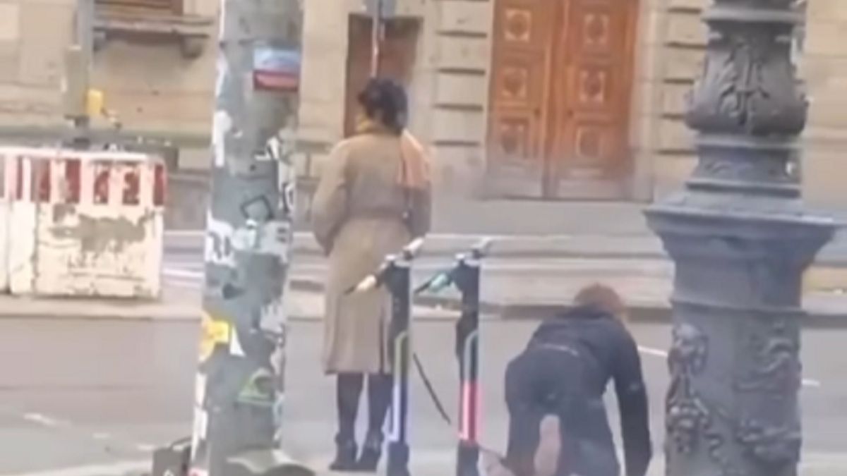 Kobieta z mężem na smyczy szokuje mieszkańców Monachium