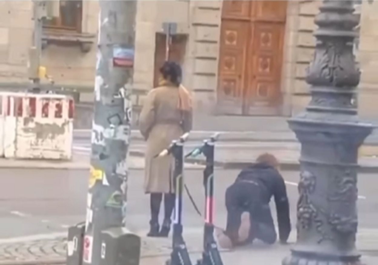 "Woman with husband on a leash shocks residents of Munich"