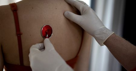 Charakterystyczny objaw Delty. Tak odróżnisz ją od przeziębienia