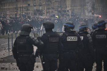 Godziny policyjne we Francji utrzymane. Turyści muszą się dostosować
