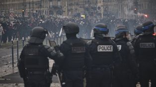 Godziny policyjne we Francji utrzymane. Turyści muszą się dostosować
