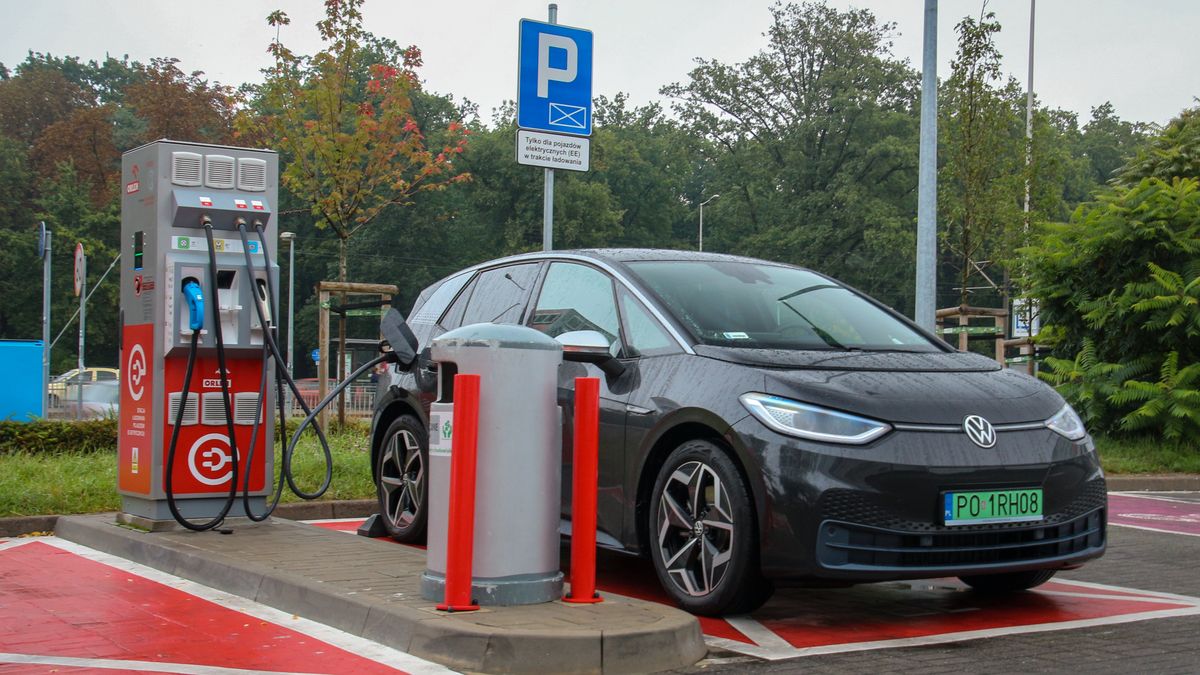 Punkt ładowania pojazdów elektrycznych na stacji paliw Orlen (fot. Michał Zieliński)