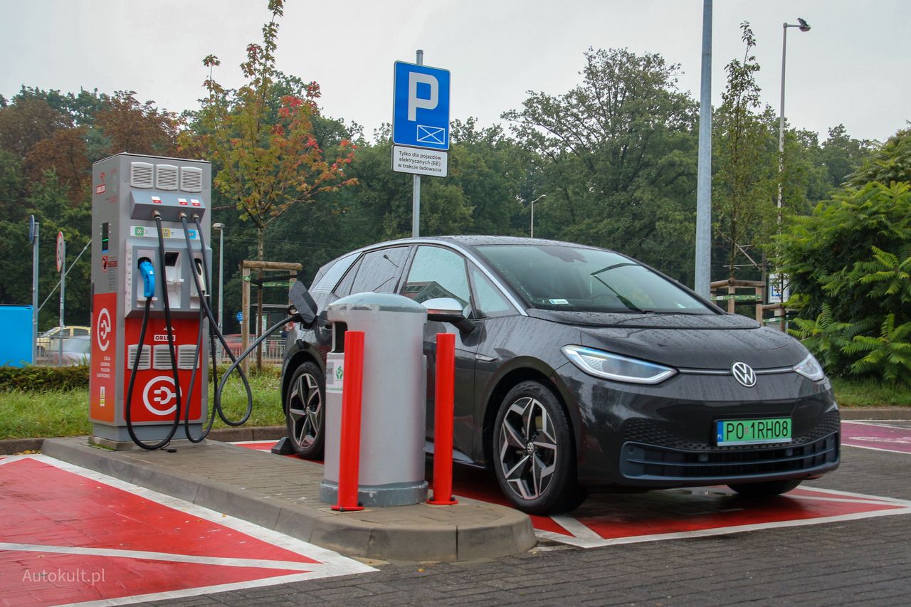 Punkt ładowania pojazdów elektrycznych na stacji paliw Orlen (fot. Michał Zieliński)