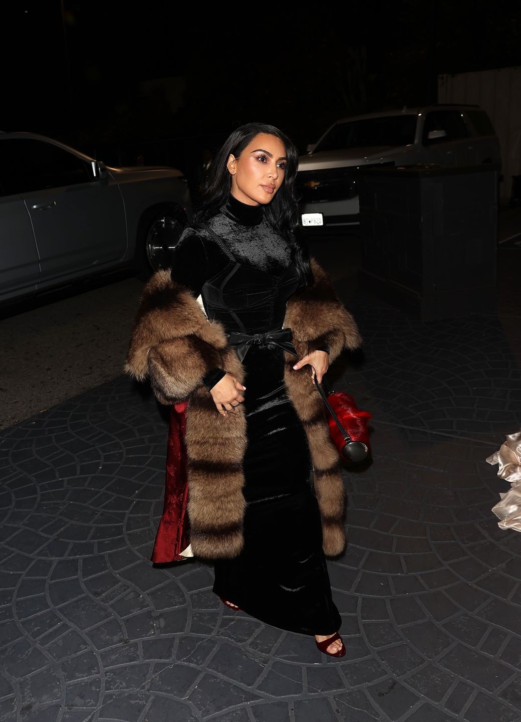 Kim Kardashian pędzi na świąteczne spotkanie