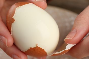 Dodaj łyżeczkę do gotowania jaj. Skorupka ześlizgnie się niemal w całości bez większego wysiłku