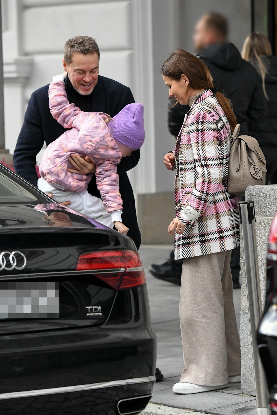 Paulina Sykut-Jeżyna z rodziną na mieście