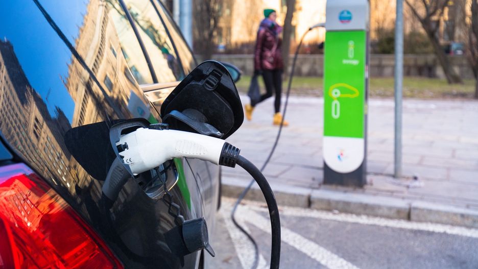 Warszawa. Liczba punktów ładowania samochodów elektrycznych ma wzrosnąć 7-krotnie.