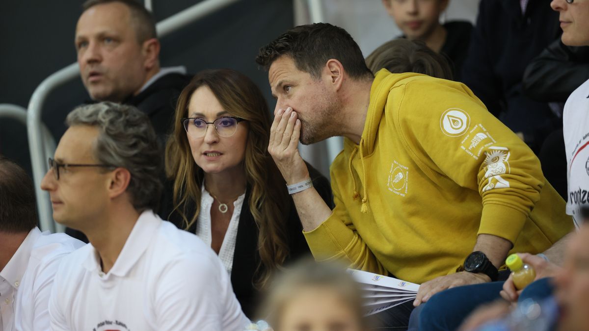 Warszawa, 22.05.2022. Prezydent Warszawy Rafał Trzaskowski (C-P) i wiceprezydent stolicy Renata Kaznowska (C-L) podczas trzeciego meczu finałowego Ekstraklasy koszykarzy: Legia Warszawa - Śląsk Wrocław, 22 bm. (gj) PAP/Leszek Szymański