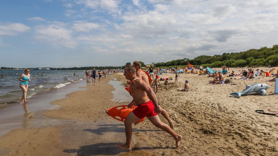 Na plaży nie wolno ignorować ostrzeżeń ratowników
