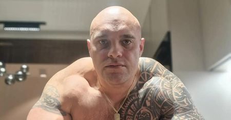 Dominik Abus z "Gogglebox" pokazał zdjęcie sprzed lat, na którym miał WŁOSY. Internauci są zgodni: "Młody Gomez Addams" (FOTO)