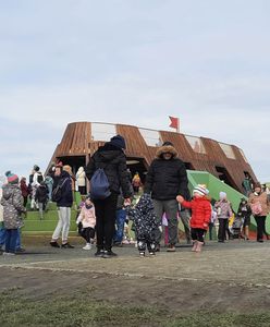 Plac zabaw w stylu średniowiecznego grodu. Tłumy rodziców i kolejki do atrakcji