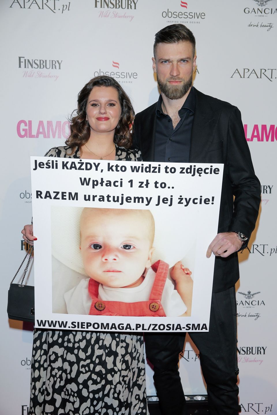 Zofia Zborowska na ściance zachęca do wpłat na leczenie małej Zosi
