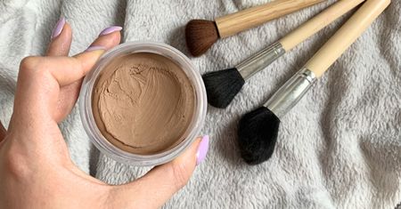 Bronzer i rozświetlacz robię w domu. Makijaż wygląda bosko, a skóra odżyła
