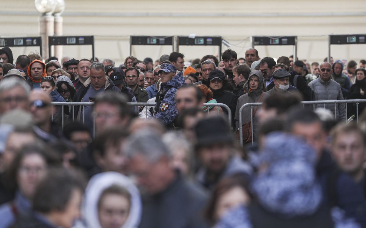 Tłumy w Moskwie. Żegnają zmarłego prezydenta
