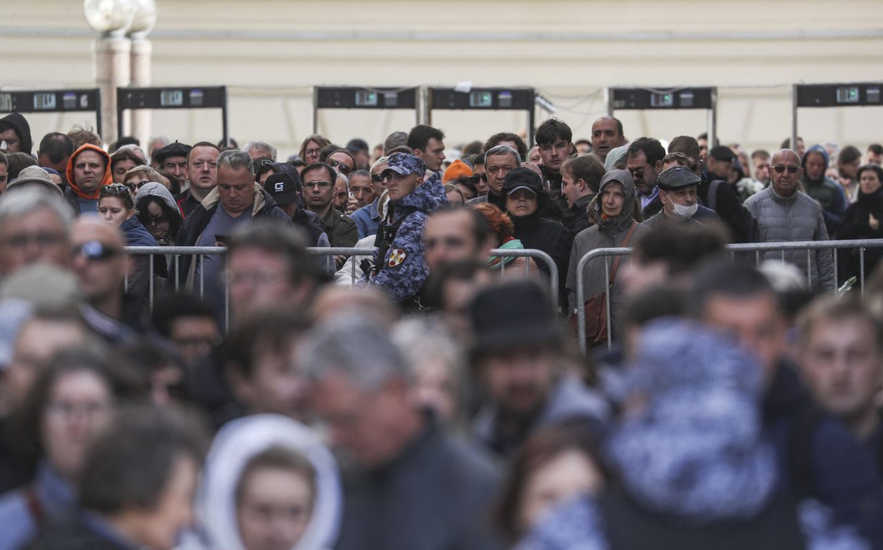 Tłumy w Moskwie. Żegnają zmarłego prezydenta
